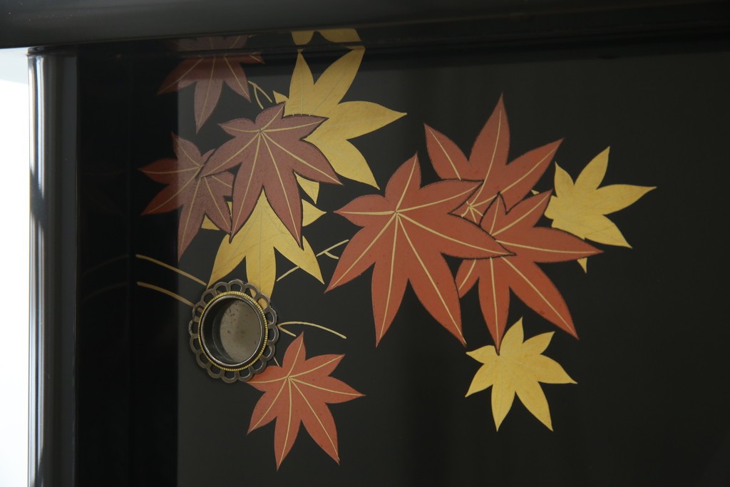 中古　美品　輪島塗り　雅やかな佇まいが上質な雰囲気を漂わせる飾り棚(茶棚、収納棚、戸棚)(R-051840)