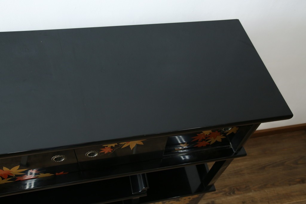 中古　美品　輪島塗り　雅やかな佇まいが上質な雰囲気を漂わせる飾り棚(茶棚、収納棚、戸棚)(R-051840)