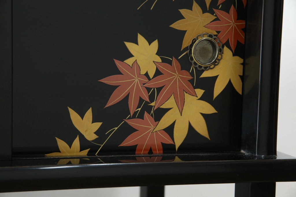 中古　美品　輪島塗り　雅やかな佇まいが上質な雰囲気を漂わせる飾り棚(茶棚、収納棚、戸棚)(R-051840)