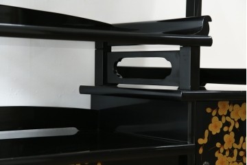 中古　美品　輪島塗り　雅やかな佇まいが上質な雰囲気を漂わせる飾り棚(茶棚、収納棚、戸棚)(R-051840)