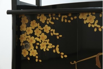 中古　美品　輪島塗り　雅やかな佇まいが上質な雰囲気を漂わせる飾り棚(茶棚、収納棚、戸棚)(R-051840)