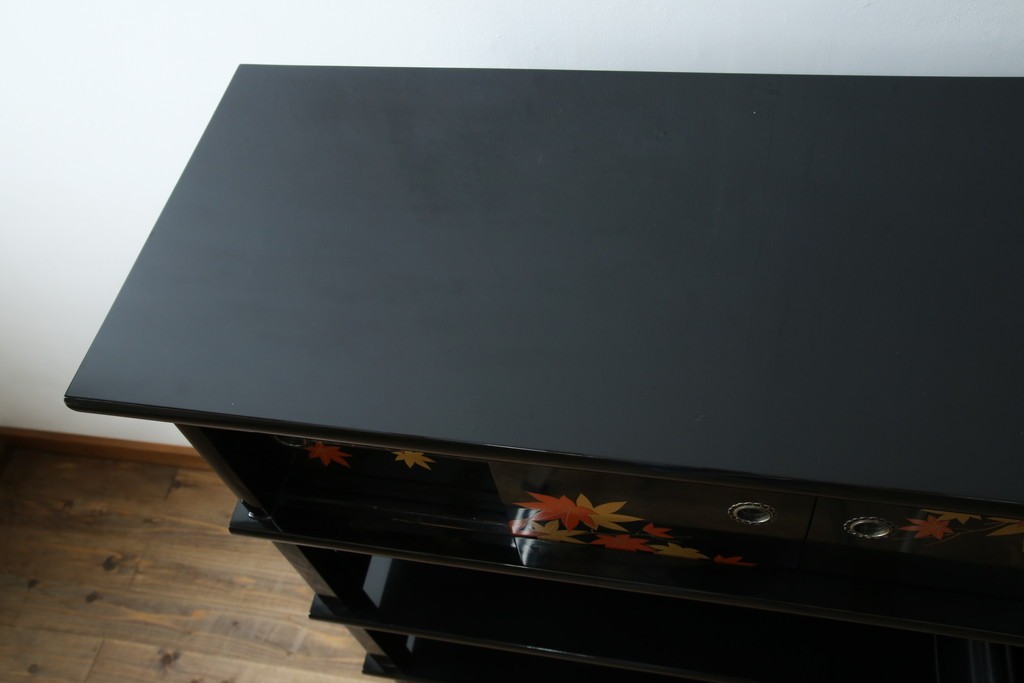 中古　美品　輪島塗り　雅やかな佇まいが上質な雰囲気を漂わせる飾り棚(茶棚、収納棚、戸棚)(R-051840)