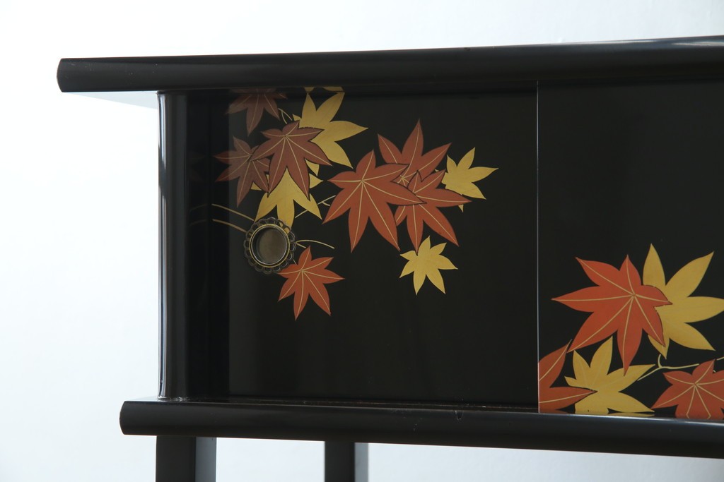 中古　美品　輪島塗り　雅やかな佇まいが上質な雰囲気を漂わせる飾り棚(茶棚、収納棚、戸棚)(R-051840)