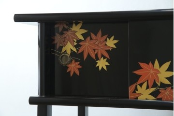 中古　美品　輪島塗り　雅やかな佇まいが上質な雰囲気を漂わせる飾り棚(茶棚、収納棚、戸棚)(R-051840)