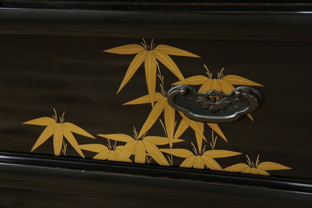 中古　美品　輪島塗り　雅やかな佇まいが上質な雰囲気を漂わせる飾り棚(茶棚、収納棚、戸棚)(R-051840)