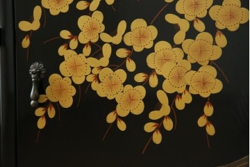 中古　美品　輪島塗り　雅やかな佇まいが上質な雰囲気を漂わせる飾り棚(茶棚、収納棚、戸棚)(R-051840)