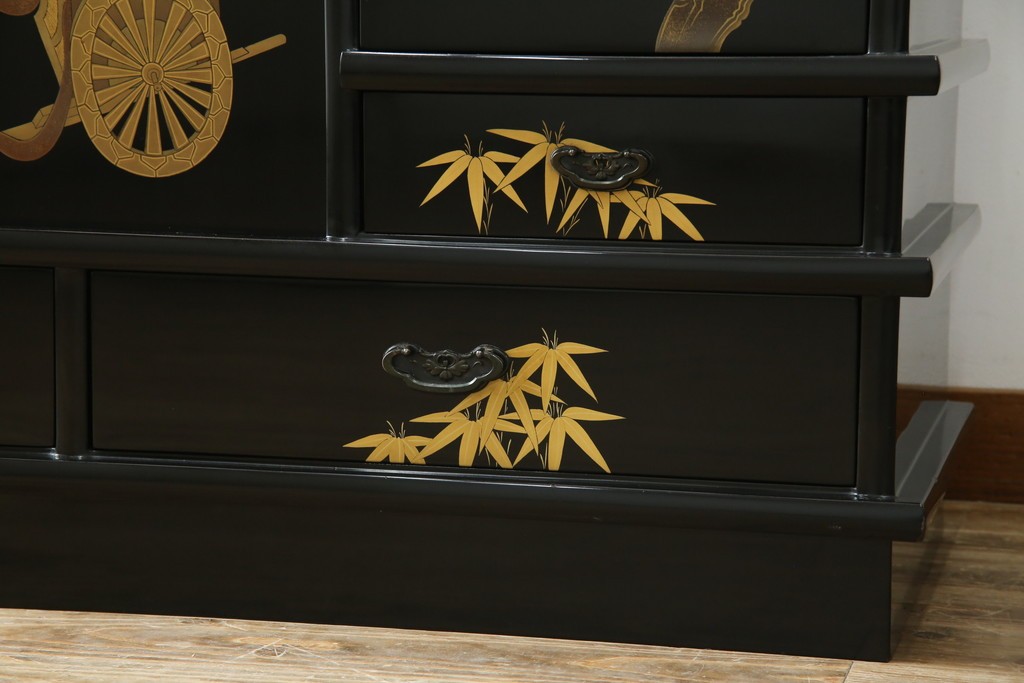 中古　美品　輪島塗り　雅やかな佇まいが上質な雰囲気を漂わせる飾り棚(茶棚、収納棚、戸棚)(R-051840)