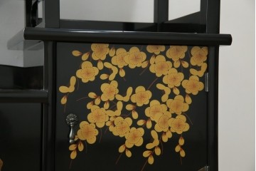 中古　美品　輪島塗り　雅やかな佇まいが上質な雰囲気を漂わせる飾り棚(茶棚、収納棚、戸棚)(R-051840)