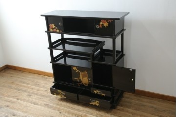 中古　美品　輪島塗り　雅やかな佇まいが上質な雰囲気を漂わせる飾り棚(茶棚、収納棚、戸棚)(R-051840)