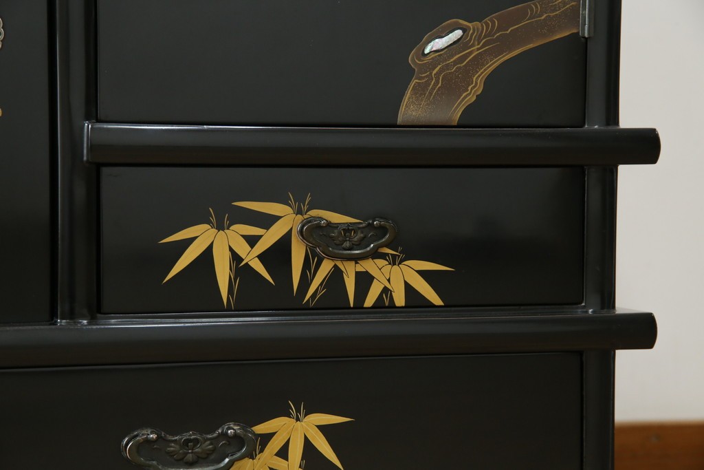 中古　美品　輪島塗り　雅やかな佇まいが上質な雰囲気を漂わせる飾り棚(茶棚、収納棚、戸棚)(R-051840)