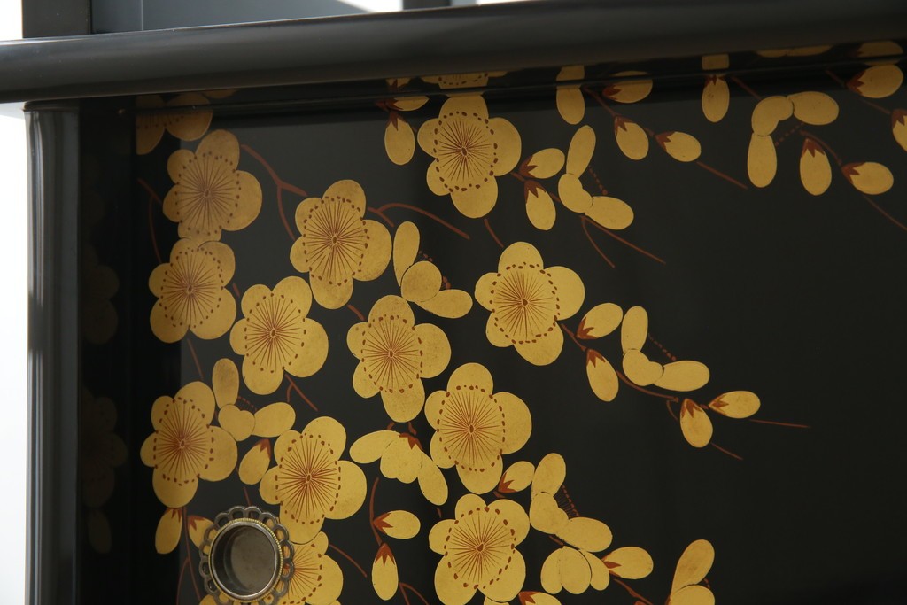 中古　美品　輪島塗り　雅やかな佇まいが上質な雰囲気を漂わせる飾り棚(茶棚、収納棚、戸棚)(R-051840)