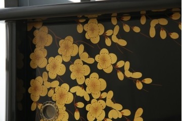 中古　美品　輪島塗り　雅やかな佇まいが上質な雰囲気を漂わせる飾り棚(茶棚、収納棚、戸棚)(R-051840)