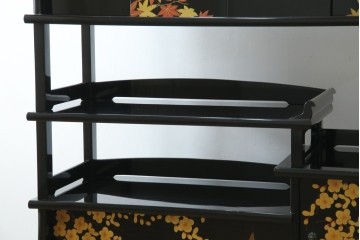 中古　美品　輪島塗り　雅やかな佇まいが上質な雰囲気を漂わせる飾り棚(茶棚、収納棚、戸棚)(R-051840)