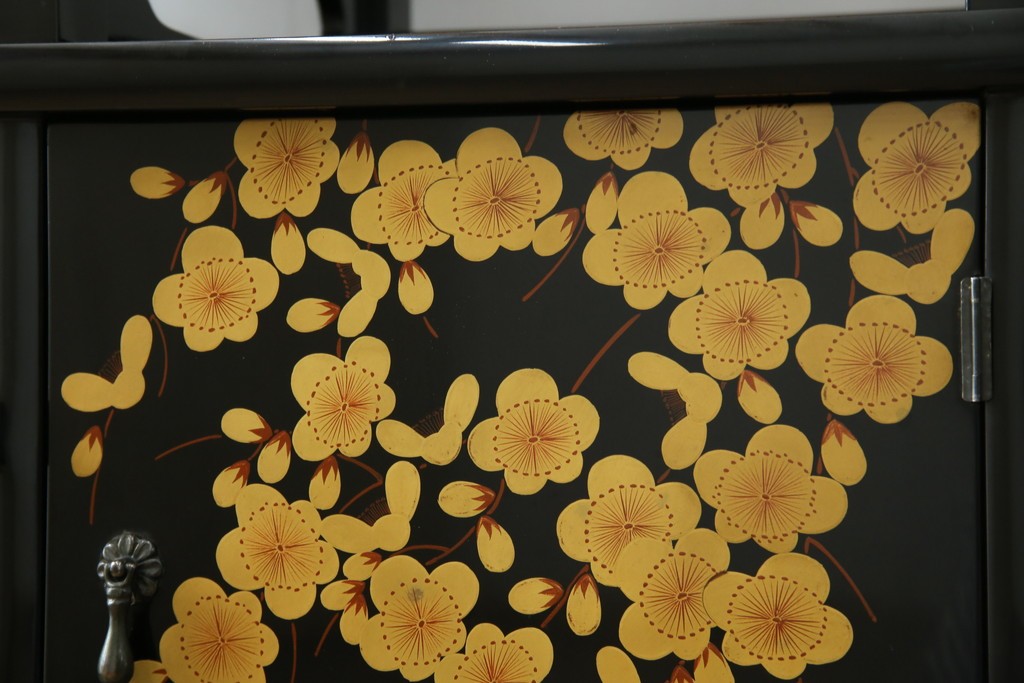 中古　美品　輪島塗り　雅やかな佇まいが上質な雰囲気を漂わせる飾り棚(茶棚、収納棚、戸棚)(R-051840)