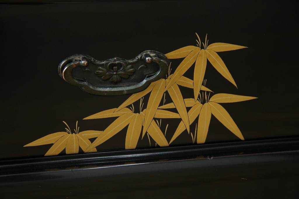 中古　美品　輪島塗り　雅やかな佇まいが上質な雰囲気を漂わせる飾り棚(茶棚、収納棚、戸棚)(R-051840)