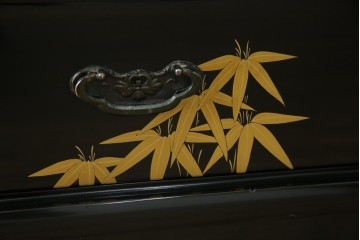 中古　美品　輪島塗り　雅やかな佇まいが上質な雰囲気を漂わせる飾り棚(茶棚、収納棚、戸棚)(R-051840)