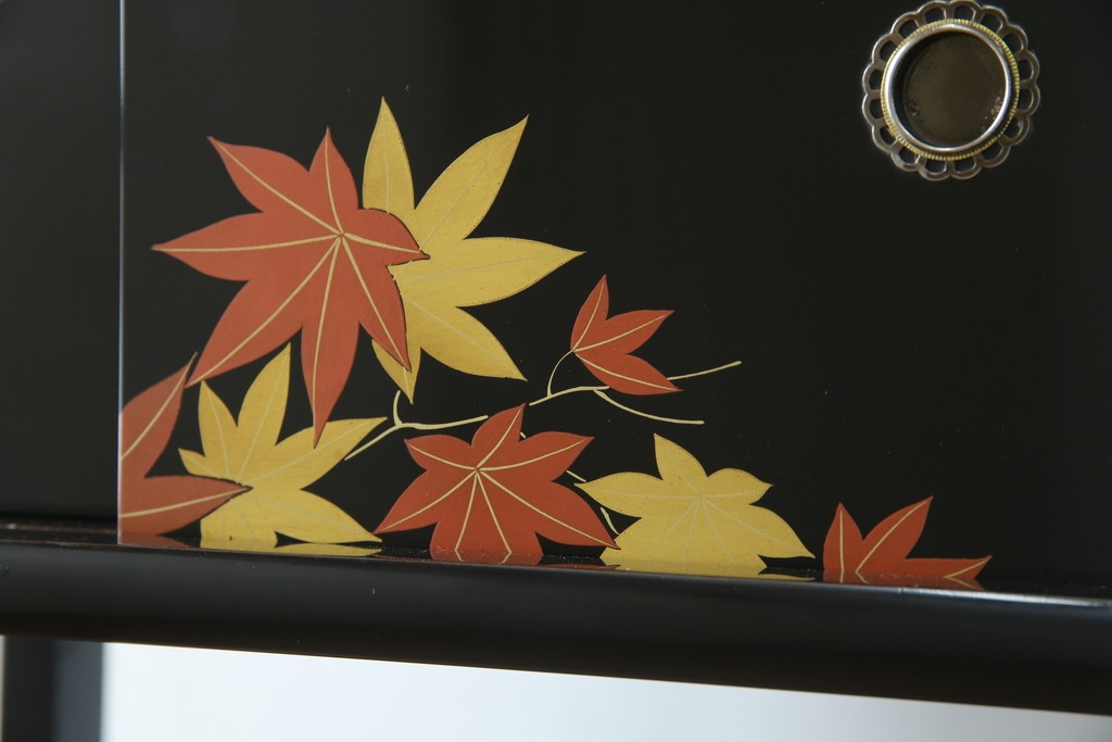 中古　美品　輪島塗り　雅やかな佇まいが上質な雰囲気を漂わせる飾り棚(茶棚、収納棚、戸棚)(R-051840)