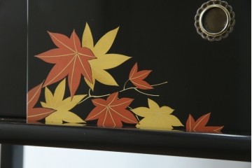 中古　美品　輪島塗り　雅やかな佇まいが上質な雰囲気を漂わせる飾り棚(茶棚、収納棚、戸棚)(R-051840)