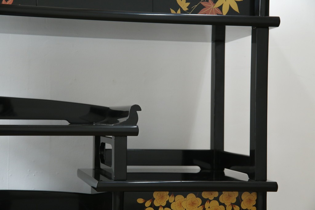 中古　美品　輪島塗り　雅やかな佇まいが上質な雰囲気を漂わせる飾り棚(茶棚、収納棚、戸棚)(R-051840)