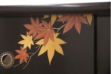 中古　美品　輪島塗り　雅やかな佇まいが上質な雰囲気を漂わせる飾り棚(茶棚、収納棚、戸棚)(R-051840)