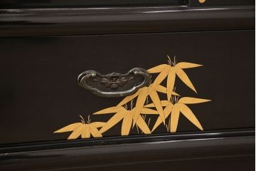 中古　美品　輪島塗り　雅やかな佇まいが上質な雰囲気を漂わせる飾り棚(茶棚、収納棚、戸棚)(R-051840)