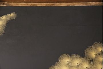 中古　美品　輪島塗り　清峰刻　沈金　松の木が見事に表現された総漆塗り座卓(ローテーブル)(R-051842)
