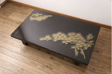 中古　美品　輪島塗り　清峰刻　沈金　松の木が見事に表現された総漆塗り座卓(ローテーブル)(R-051842)