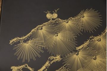 中古　美品　輪島塗り　清峰刻　沈金　松の木が見事に表現された総漆塗り座卓(ローテーブル)(R-051842)