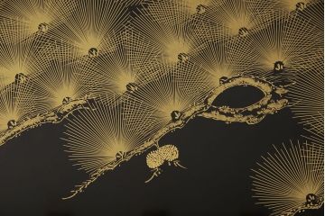 中古　美品　輪島塗り　清峰刻　沈金　松の木が見事に表現された総漆塗り座卓(ローテーブル)(R-051842)