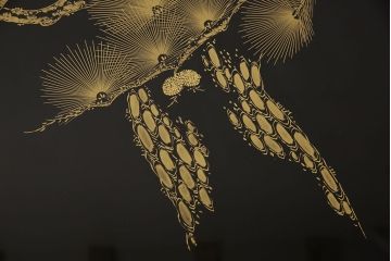 中古　美品　輪島塗り　清峰刻　沈金　松の木が見事に表現された総漆塗り座卓(ローテーブル)(R-051842)