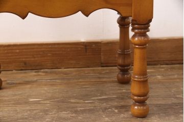 中古　横浜クラシック家具　ダニエル(Daniel)　ラウンド型の鏡が印象的なドレッサー&スツールセット(鏡台、サイドチェスト、チェア)(定価約74万円)(R-051843)