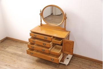 中古　横浜クラシック家具　ダニエル(Daniel)　ラウンド型の鏡が印象的なドレッサー&スツールセット(鏡台、サイドチェスト、チェア)(定価約74万円)(R-051843)