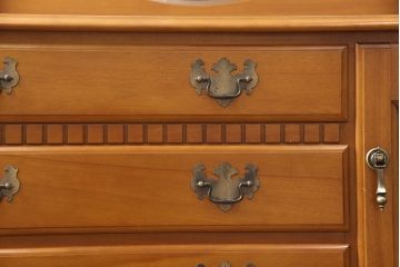 中古　横浜クラシック家具　ダニエル(Daniel)　ラウンド型の鏡が印象的なドレッサー&スツールセット(鏡台、サイドチェスト、チェア)(定価約74万円)(R-051843)