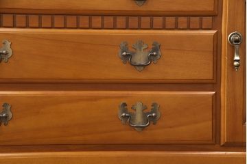 中古　横浜クラシック家具　ダニエル(Daniel)　ラウンド型の鏡が印象的なドレッサー&スツールセット(鏡台、サイドチェスト、チェア)(定価約74万円)(R-051843)