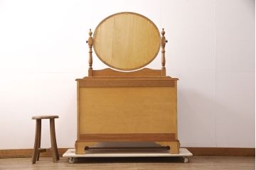 中古　横浜クラシック家具　ダニエル(Daniel)　ラウンド型の鏡が印象的なドレッサー&スツールセット(鏡台、サイドチェスト、チェア)(定価約74万円)(R-051843)
