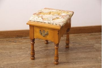 中古　横浜クラシック家具　ダニエル(Daniel)　ラウンド型の鏡が印象的なドレッサー&スツールセット(鏡台、サイドチェスト、チェア)(定価約74万円)(R-051843)