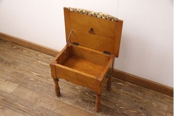 中古　横浜クラシック家具　ダニエル(Daniel)　ラウンド型の鏡が印象的なドレッサー&スツールセット(鏡台、サイドチェスト、チェア)(定価約74万円)(R-051843)