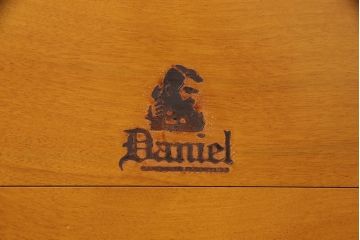 中古　横浜クラシック家具　ダニエル(Daniel)　ラウンド型の鏡が印象的なドレッサー&スツールセット(鏡台、サイドチェスト、チェア)(定価約74万円)(R-051843)