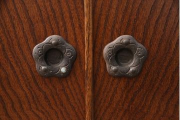 中古　伝統民芸　岩谷堂箪笥　力強い杢目と上品な金具が魅力のローボード(タンス、収納棚、引き出し、テレビ台)(R-051844)