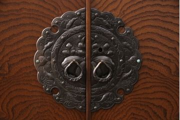 中古　岩谷堂箪笥　菊幸作　ヒノキ天板・脚(台輪)付きリメイク　前面の木目が存在感を放つ衣装盆付きサイドチェスト(引き出し、着物箪笥、収納棚、サイドボード)(R-051845)
