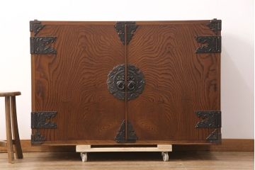 中古　岩谷堂箪笥　菊幸作　ヒノキ天板・脚(台輪)付きリメイク　前面の木目が存在感を放つ衣装盆付きサイドチェスト(引き出し、着物箪笥、収納棚、サイドボード)(R-051845)