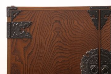 中古　岩谷堂箪笥　菊幸作　ヒノキ天板・脚(台輪)付きリメイク　前面の木目が存在感を放つ衣装盆付きサイドチェスト(引き出し、着物箪笥、収納棚、サイドボード)(R-051845)