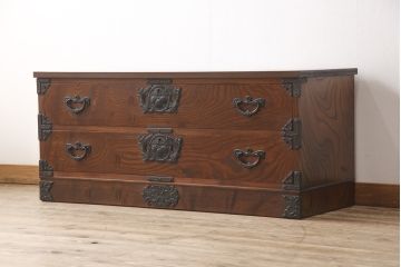 中古　伝統民芸　岩谷堂箪笥　天板リメイク　力強い杢目と黒々とした金具が魅力のローチェスト(整理箪笥、ローボード、衣装タンス、引き出し)(R-051846)