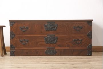 中古　伝統民芸　岩谷堂箪笥　天板リメイク　力強い杢目と黒々とした金具が魅力のローチェスト(整理箪笥、ローボード、衣装タンス、引き出し)(R-051846)