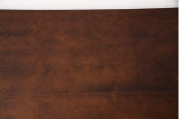 中古　美品　カバ材　国産の手造り民芸家具　可愛らしいデザインが魅力の両袖机(ワークデスク、在宅ワーク、在宅用)(R-051850)