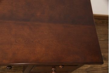 中古　美品　カバ材　国産の手造り民芸家具　可愛らしいデザインが魅力の両袖机(ワークデスク、在宅ワーク、在宅用)(R-051850)