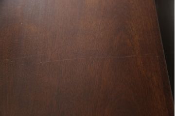 中古　美品　カバ材　国産の手造り民芸家具　可愛らしいデザインが魅力の両袖机(ワークデスク、在宅ワーク、在宅用)(R-051850)