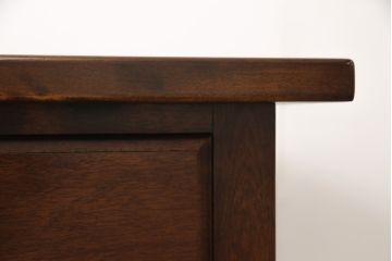 中古　美品　カバ材　国産の手造り民芸家具　可愛らしいデザインが魅力の両袖机(ワークデスク、在宅ワーク、在宅用)(R-051850)