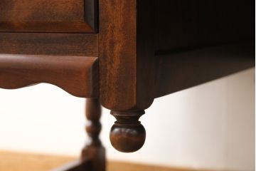 中古　美品　カバ材　国産の手造り民芸家具　可愛らしいデザインが魅力の両袖机(ワークデスク、在宅ワーク、在宅用)(R-051850)
