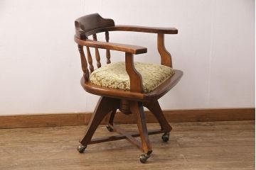 中古　美品　カバ材　国産の手造り民芸家具　可愛らしいデザインのデスクチェア(椅子、回転椅子、回転イス)(R-051851)